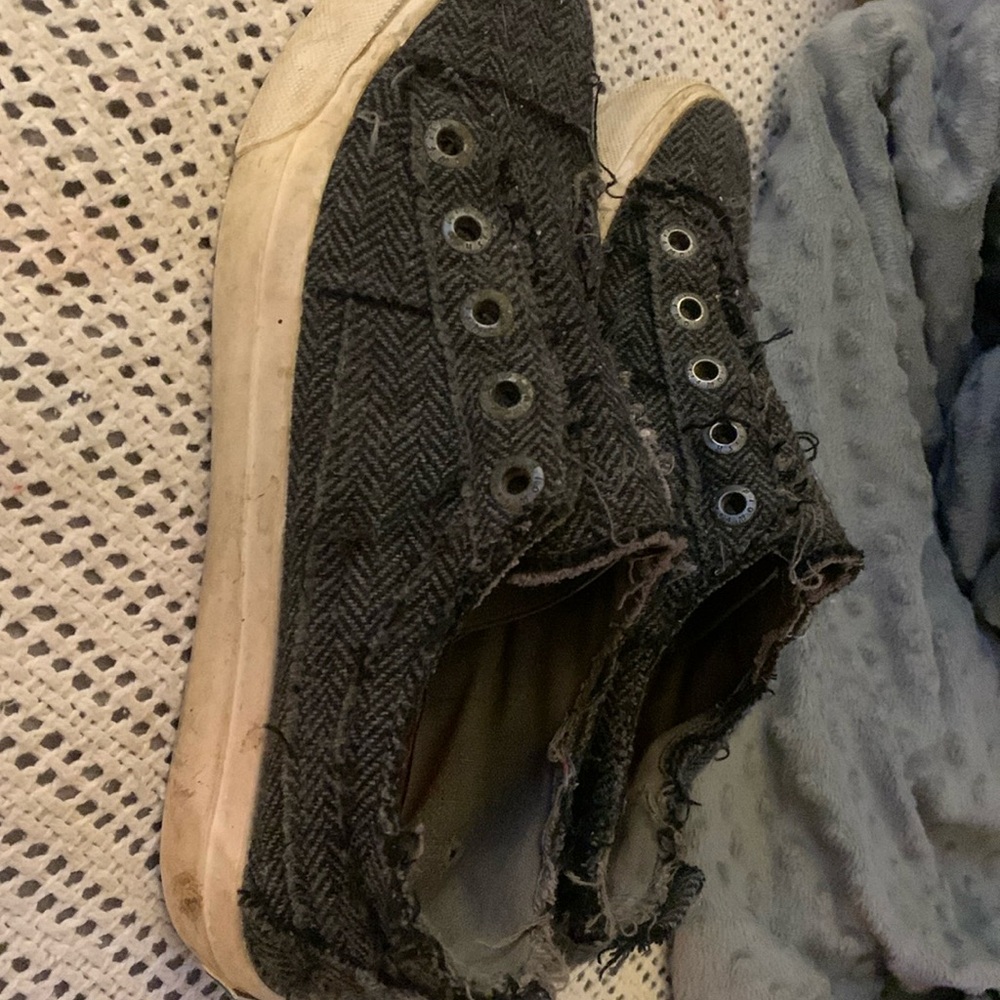 Raggedy blowfish, tennis shoes, size 7